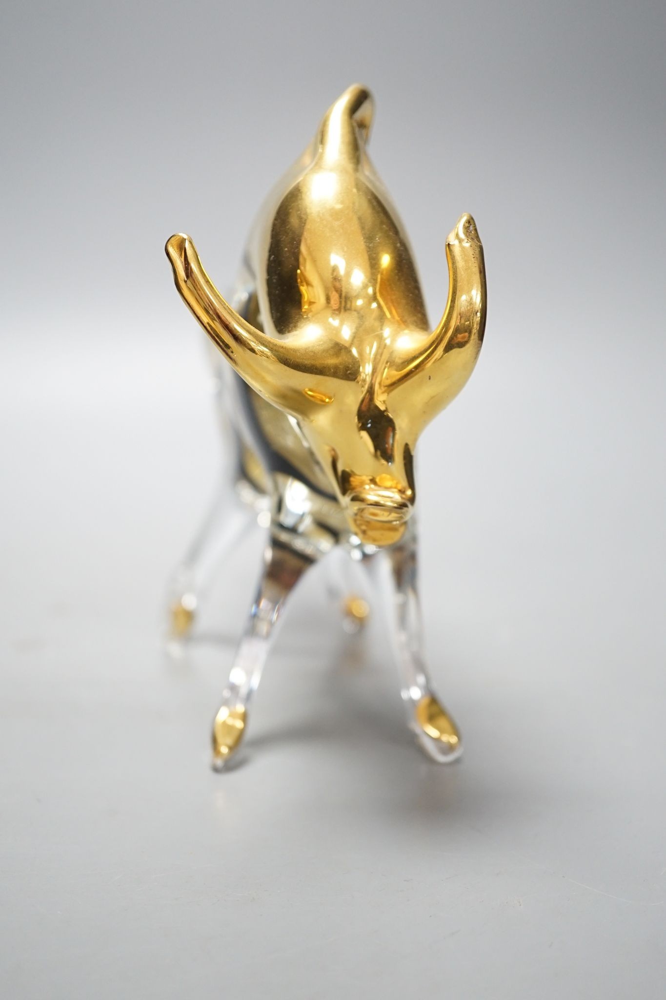 A Murano glass model of a bull, 17.5 cms high x 23 cms wide